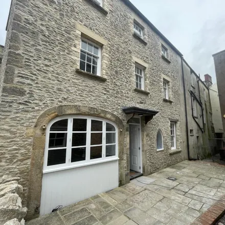 Rent this 4 bed townhouse on The Wine Vaults in High Street, Shepton Mallet