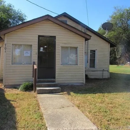 Buy this 3 bed house on 633 West Lincoln Street in Stuttgart, AR 72160