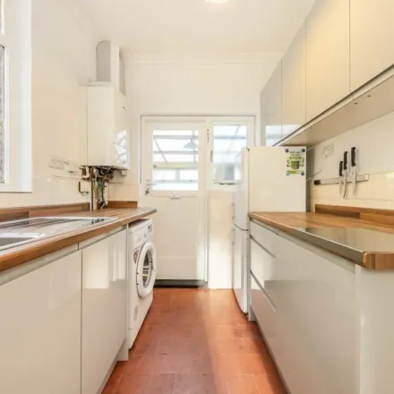 Image 3 - 7 Aycliffe Road, London, W12 0LL, United Kingdom - Apartment for rent