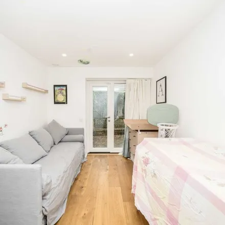 Rent this 3 bed apartment on 88 Hindmans Road in London, SE22 9NQ