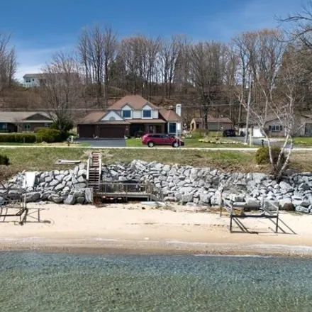 Image 5 - 8079 South West Bay Shore Drive, Greilickville, Elmwood Charter Township, MI 49684, USA - House for sale