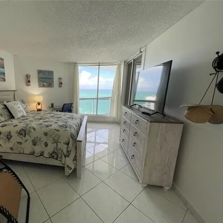 Image 4 - The Sterling Condos, 6767 Collins Avenue, Atlantic Heights, Miami Beach, FL 33141, USA - Condo for rent