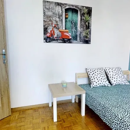 Rent this 3 bed room on Skierniewicka 19 in 01-230 Warsaw, Poland