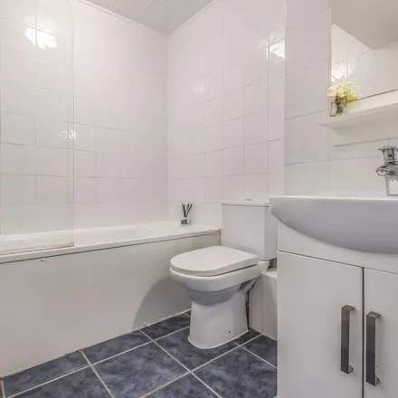 Image 4 - Sycamore Lodge, Gipsy Lane, London, SW15 5RH, United Kingdom - Apartment for rent