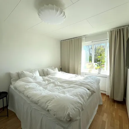 Rent this 2 bed apartment on Norrmalms Pizzeria in Döbelnsgatan 25, 506 36 Borås