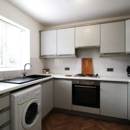 Image 2 - Mid Street, South Nutfield, RH1 5RP, United Kingdom - Apartment for rent