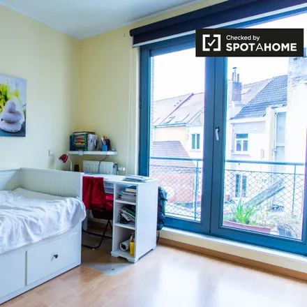 Rent this 5 bed room on Rue Louis Hap - Louis Hapstraat 8 in 1040 Etterbeek, Belgium