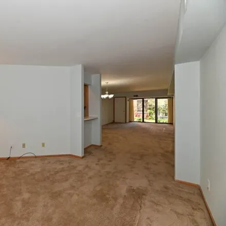 Image 6 - Glendale Lakes, 1600 West Green Tree Road, Glendale, WI 53209, USA - Condo for sale