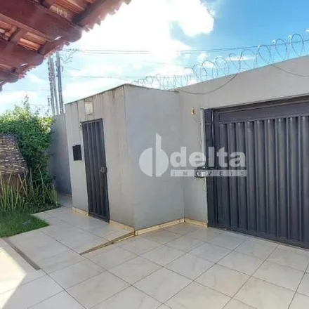 Buy this 3 bed house on Rua Laudelino Guerra in Presidente Roosevelt, Uberlândia - MG