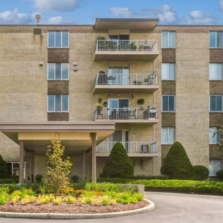 Buy this 3 bed condo on 1099 Euclid Avenue in DuPage County, IL 60126