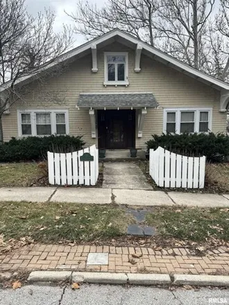 Rent this 3 bed house on 31 Edgehill Terrace in Davenport, IA 52803