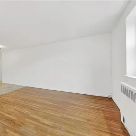 Image 9 - 88-08 151st Avenue, New York, NY 11414, USA - Apartment for sale