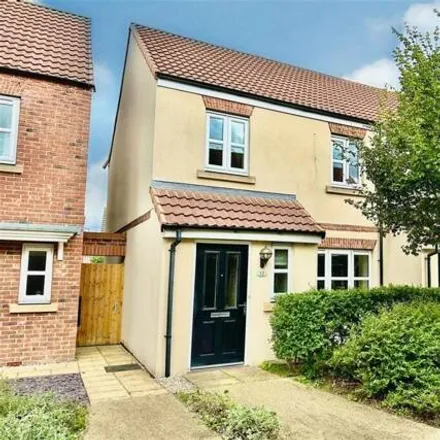 Rent this 3 bed duplex on Abbey Lane in Hull, HU7 3DH
