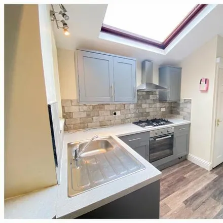 Rent this 6 bed townhouse on Cemetery Avenue in Sheffield, S11 8NT