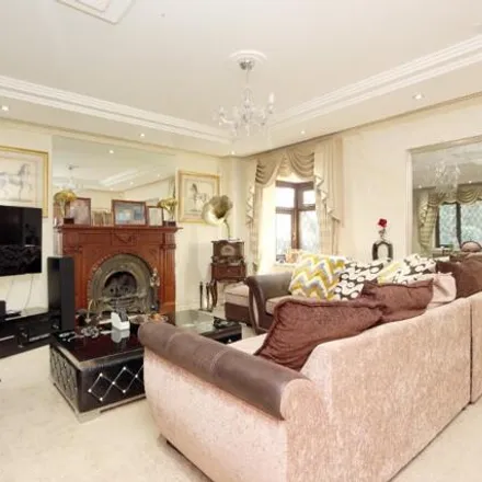 Image 4 - Forest Lane, Chigwell, IG7 5AE, United Kingdom - House for sale