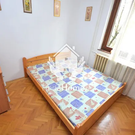 Rent this 3 bed apartment on Nemzeti Dohánybolt in Debrecen, Hatvani István utca 11