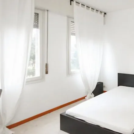 Rent this 6 bed room on Scuola elementare Luigi Scrosati in Via Luigi Scrosati, 20146 Milan MI