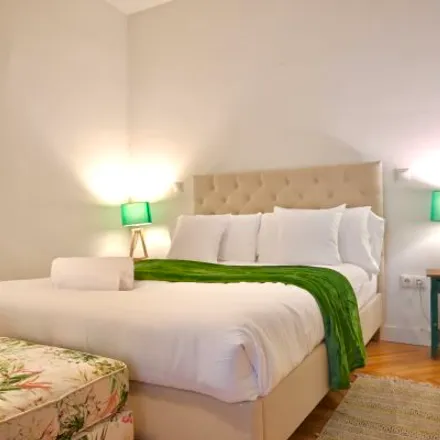 Rent this 6 bed apartment on Museo Thyssen-Bornemisza in Paseo del Prado, 8
