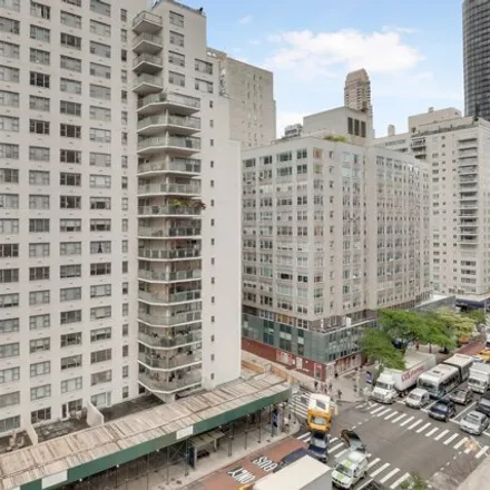 Image 2 - 301 East 63rd Street, New York, NY 10065, USA - Apartment for sale