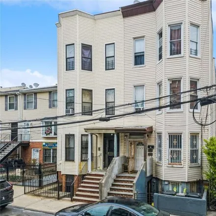Buy this 12 bed house on 752 Jackson Avenue in New York, NY 10456