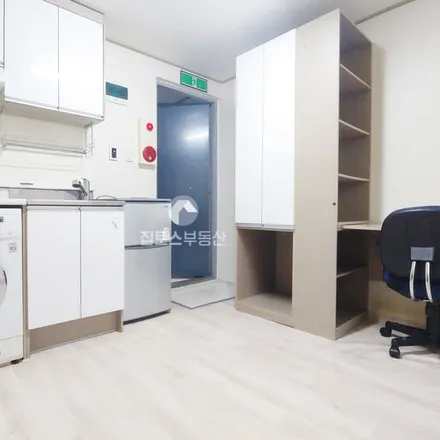 Rent this studio apartment on 서울특별시 동대문구 이문동 349-11