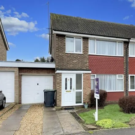 Buy this 3 bed duplex on Oaks Drive in Higham Ferrers, NN10 8EY