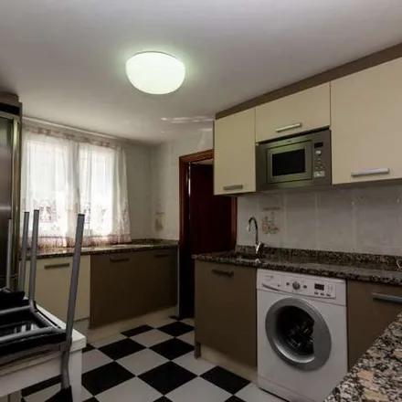 Image 8 - Madrid, Escuela Infantil Pozo del Tío Raimundo, Calle Villacarrillo, 4, 28018 Madrid - Apartment for rent
