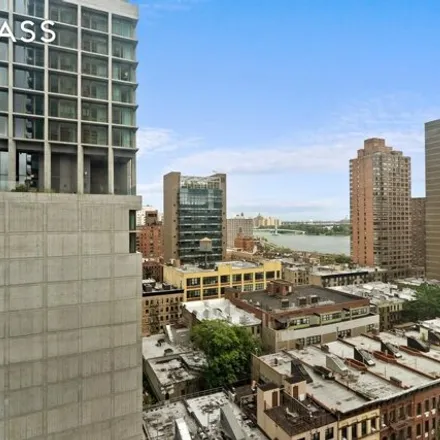 Image 3 - Waterford Condominiums, 300 East 93rd Street, New York, NY 10128, USA - Condo for rent