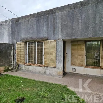 Rent this 3 bed house on Calle 527 in Partido de La Plata, B1900 CHM Tolosa