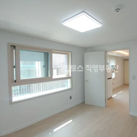 Rent this 1 bed apartment on 서울특별시 송파구 송파동 11-13