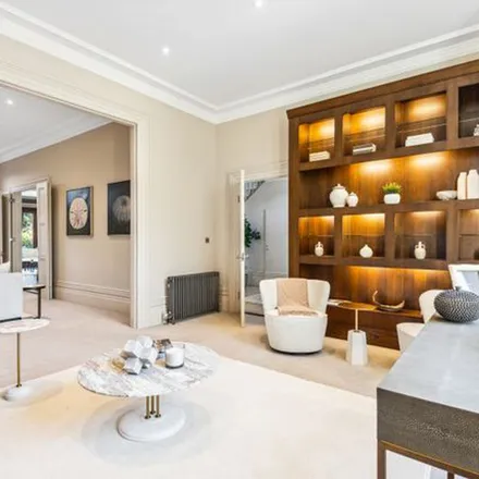 Rent this 6 bed apartment on 83 Castelnau in London, SW13 9RT