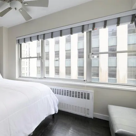 Image 4 - 7 LEXINGTON AVENUE 9E in Gramercy Park - Apartment for sale