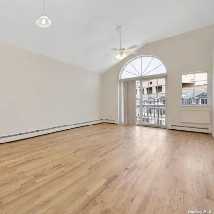 Image 7 - 65-86 Terrace Court, New York, NY 11379, USA - Duplex for sale