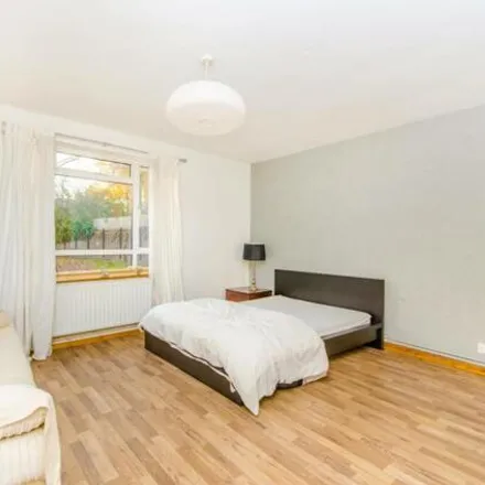 Rent this studio apartment on 73 Lofting Road in London, N1 1ES