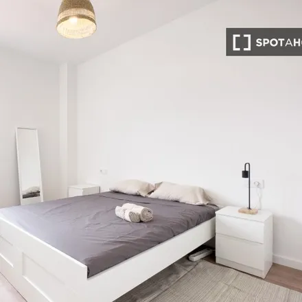 Rent this 4 bed room on Telefónica in Carrer del Rosselló, 08001 Barcelona