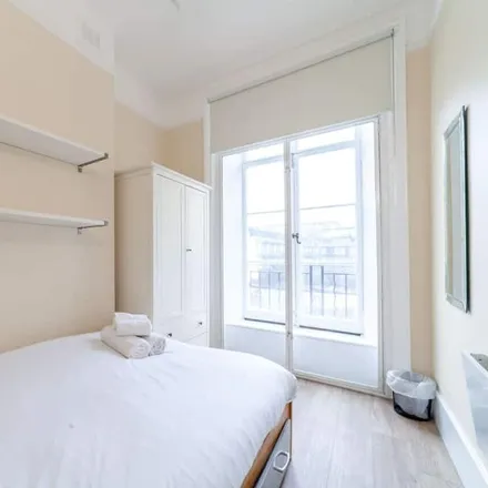 Rent this 3 bed apartment on London in SE1 9NN, United Kingdom