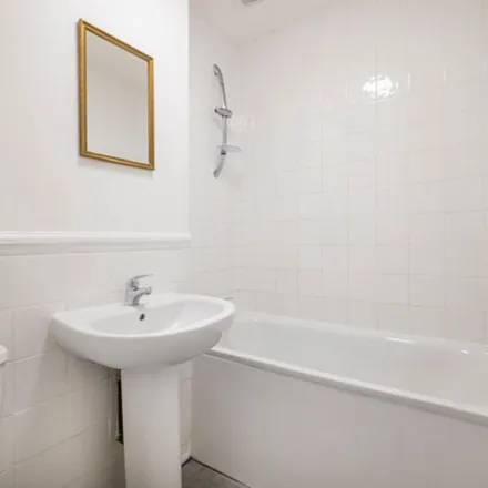 Image 3 - Snowdon Drive, The Hyde, London, NW9 7RE, United Kingdom - Apartment for rent