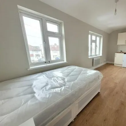 Image 2 - Layfield Road, London, NW4 3UG, United Kingdom - Apartment for rent