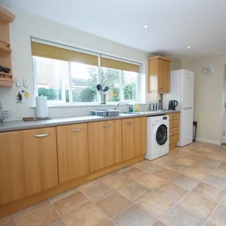 Image 4 - Saunders Close, Lee-on-the-Solent, PO13 8LX, United Kingdom - House for sale