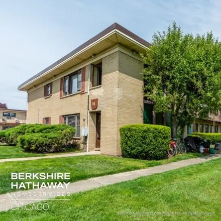 Buy this 1 bed condo on 16 North King Arthur Court in Northlake, IL 60164