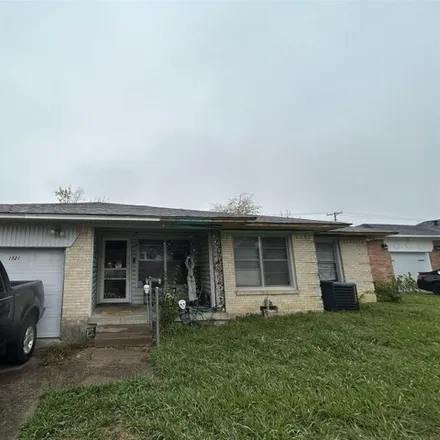 Buy this 4 bed house on 1521 Ridgeview Street in Mesquite, TX 75149