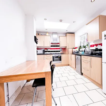 Image 7 - 15 Rectory Crescent, London, E11 2LE, United Kingdom - Townhouse for rent