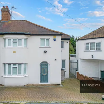 Buy this 4 bed duplex on The Shrubberies in Grange Hill, Chigwell