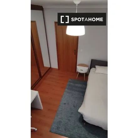 Rent this 2 bed room on Rua dos Três Vales in 2825-009 Almada, Portugal