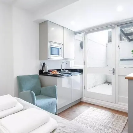Rent this studio apartment on 32 Leinster Square in London, W2 4NG