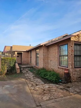 Image 7 - 765 Avenue D Northwest, Childress, TX 79201, USA - House for sale