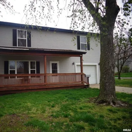 Buy this 3 bed house on 1391 Lawndale Avenue in Pekin, IL 61554