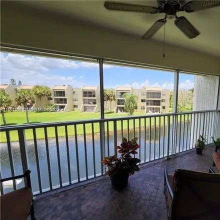 Image 1 - 120 Lakeview Drive, Weston, FL 33326, USA - Condo for sale