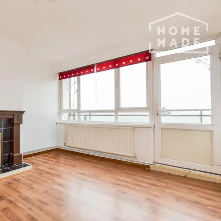 Rent this 3 bed apartment on Brinkburn Close in London, SE2 9EJ