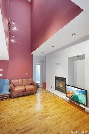 Image 5 - 37-10 23rd Avenue, New York, NY 11105, USA - House for sale